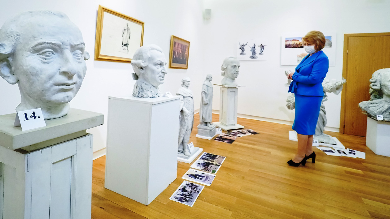 Statuie dedicată Baronului Samuel von Brukenthal, în Piața Mare