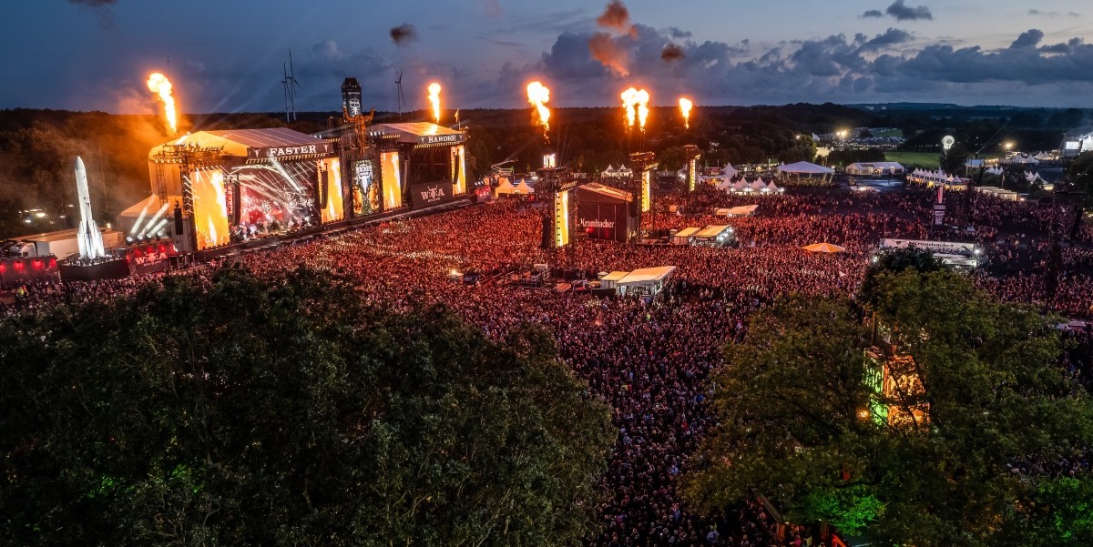10.000 de metri pătrați de panouri în fața celor două scene principale!