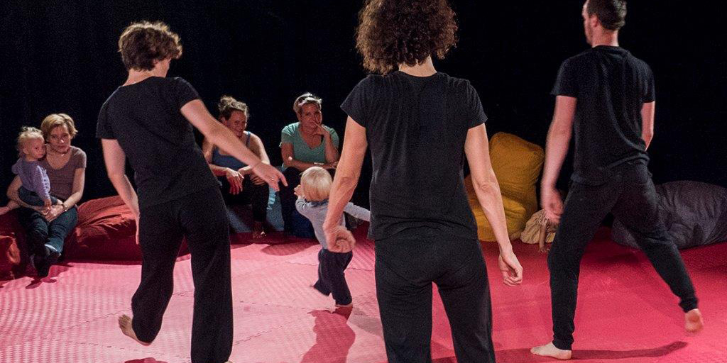 Program de joacă pentru bebelușii la Teatrul Gong