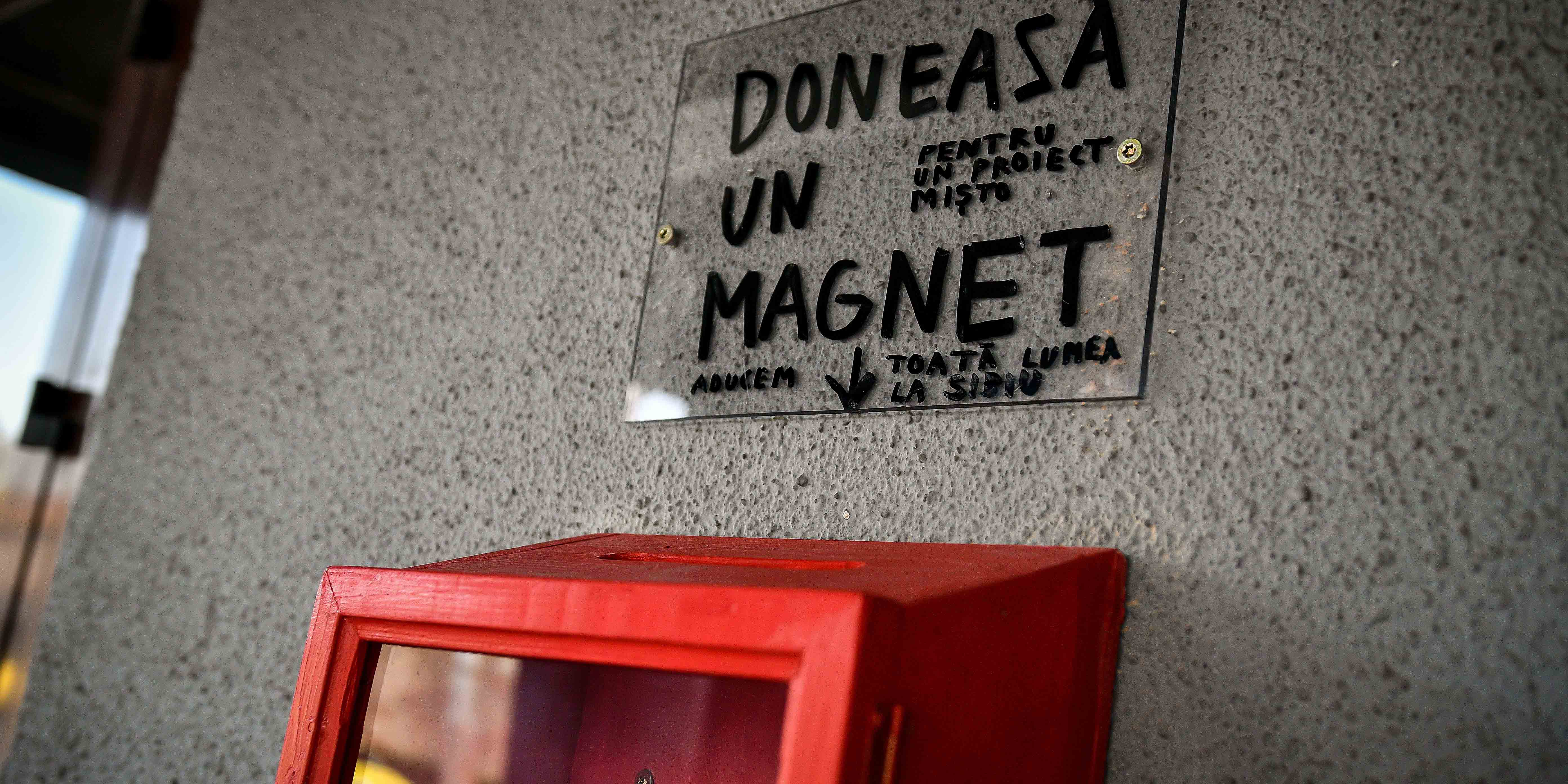 „Cerul de magneți” - noul proiect Dan Perjovschi și Teatrul Național Radu Stanca