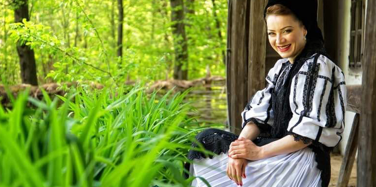 ,,Eu cânt lume pentru tine” - interviu cu Alina Bîcă, solista Ansamblului ,,Cindrelul Junii Sibiului”