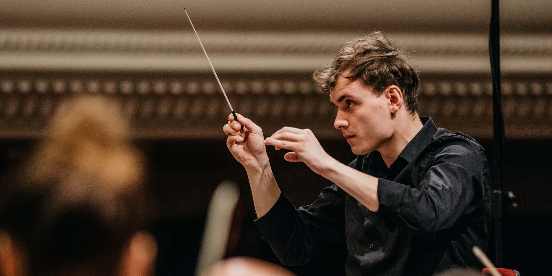 Tânărul dirijor polonez Paweł Kapuła, pentru prima oară la pupitrul Filarmonicii de Stat Sibiu