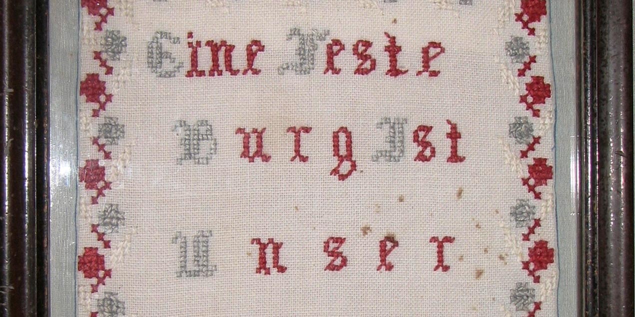 Rosturi şi Rostiri la saşi. Expoziție cu piese textile și piese de port tradițional săsesc