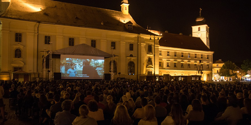 2000 de spectatori în Piața Mare, la proiecția filmului „Bacalaureat”