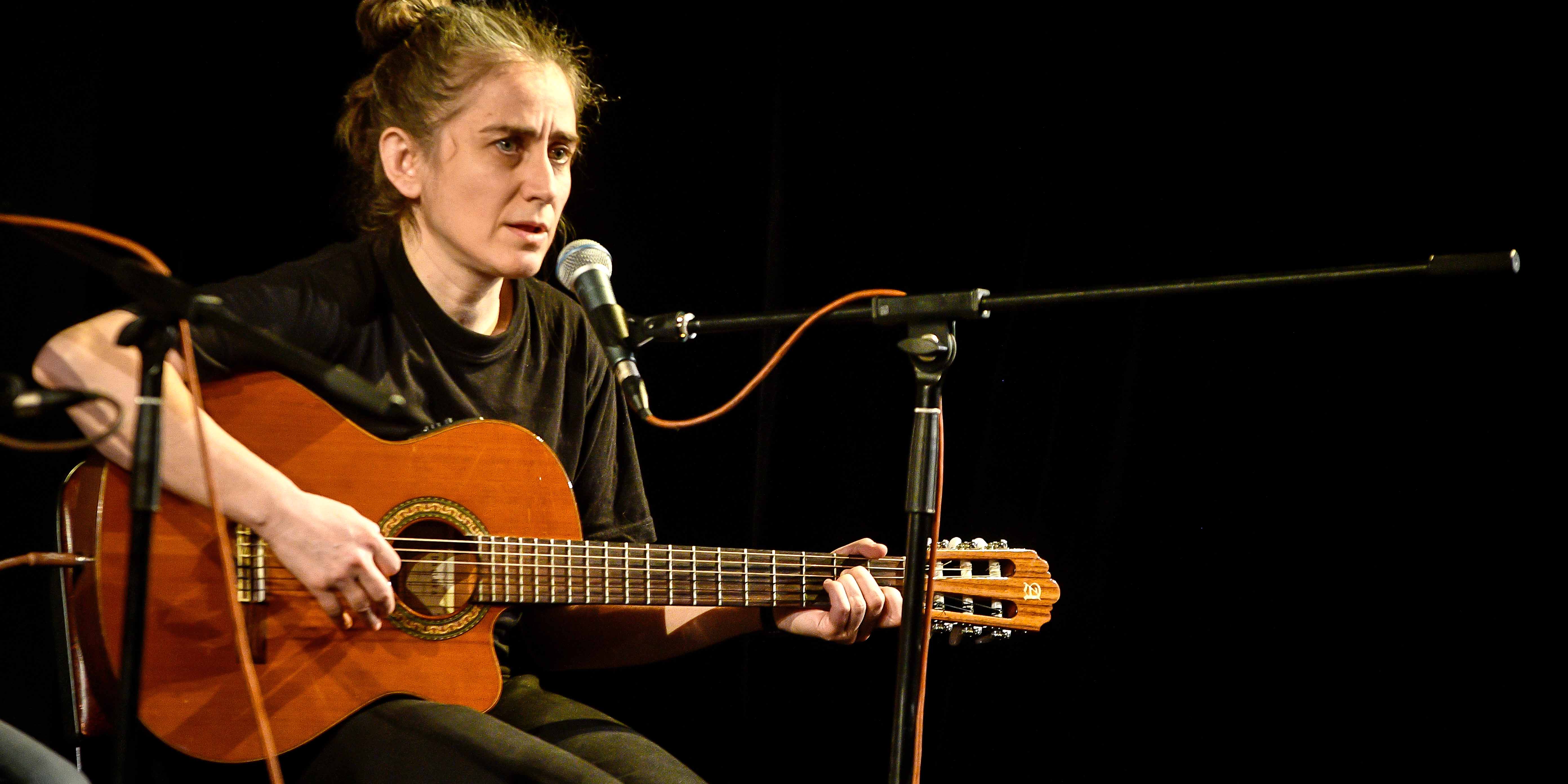 Pinguinul Apolodor împarte măști tratate antiviral, la Teatrul Gong!