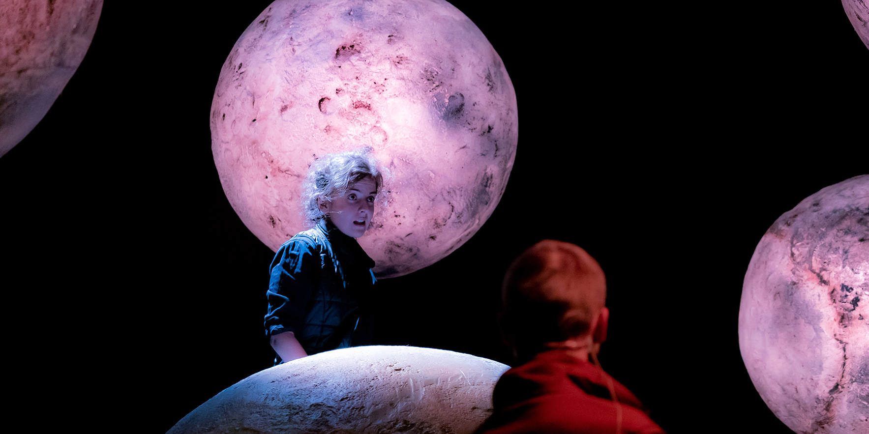 Teatrul „Gong” - iluminat simbolic în culoarea roz, în acest weekend